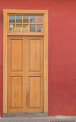 Fototapeta na wymiar Haustür aus Holz eines Hauses
