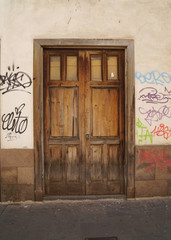 Alte verwitterte Haustür eines verlassenen Hauses