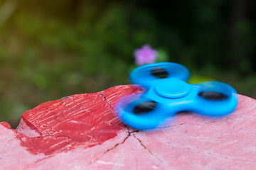 Blue spinner hand with red stump.