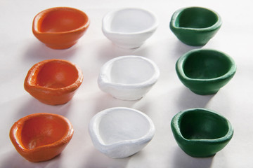 Different coloured diyas 