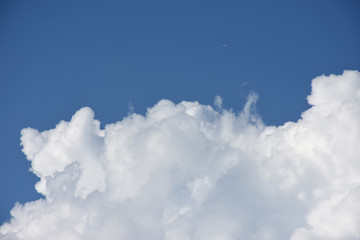 Naklejka na ściany i meble 飛行機と青空と雲「空想・雲のモンスターたち」旅立ち、成功を祈る、未来、可能性などのイメージ・下の雲にタイトルスペース