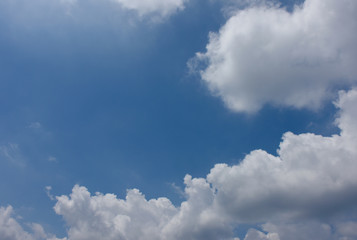 青空と雲「空想・雲のモンスターたち（モンスターたちが何かを見つめるなどのイメージ）」母と父の帰りを待ちわびる子供たち、出迎える、見つめる未来、成功などのイメージ