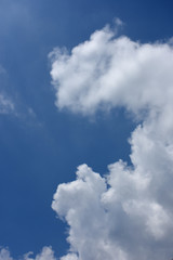 青空と雲「空想・雲のモンスターたち」期待感、何かを待つ、見つめる、未来などのイメージ