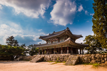 Obraz premium The building where the commander commanded the army. sign board text is 