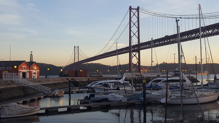25  April bridge from Lisbonne , Portugal