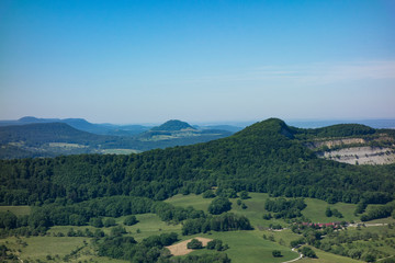Aussicht von der Burg Hohenneuffen an einem Sommertag mit blauem Himmel