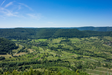 Fototapeta na wymiar Aussicht von der Burg Hohenneuffen an einem Sommertag mit blauem Himmel