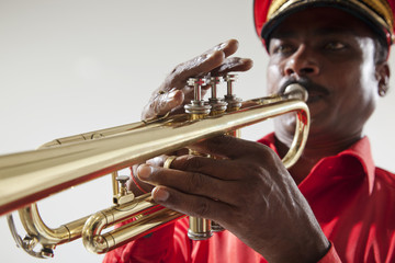 Obraz premium Close-up of bandmaster playing on a trumpet