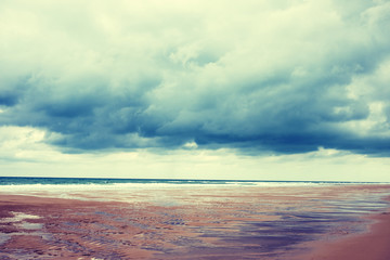 Nuages et coucher de soleil sur les bords de plages de l'océan