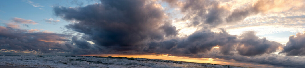 Nuages et coucher de soleil sur les bords de plages de l'océan