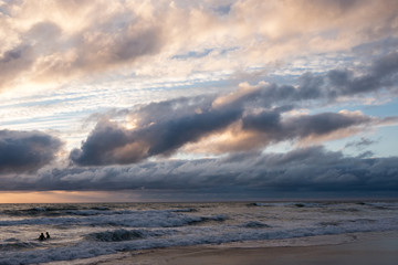 Nuages et coucher de soleil sur les bords de plages de l'océan