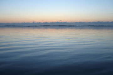 coucher de soleil sur la mer bleue calme