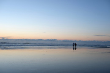 Fototapeta na wymiar coucher de soleil sur la mer bleue calme