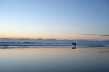 coucher de soleil sur la mer bleue calme