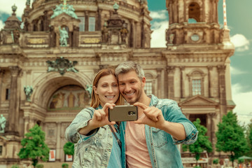 Obraz premium Paar in Berlin macht ein Selfie