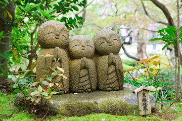 Obraz premium Estatuas monje en templo Kamakura