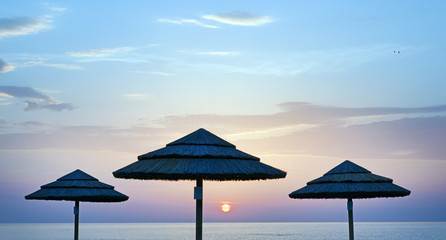 Parasols sur plage de  mediterranée