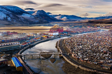 Landscape View of the Yarchen Gar Monastery with many shacks for monks in Garze Tibetan,Sichuan,China. There is The Giant Monasteries of Kham &the largest concentration of nuns and monks in the world. - obrazy, fototapety, plakaty
