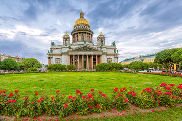 Fototapeta na wymiar St. Isaac's Cathedral in cloudy weather with flowers