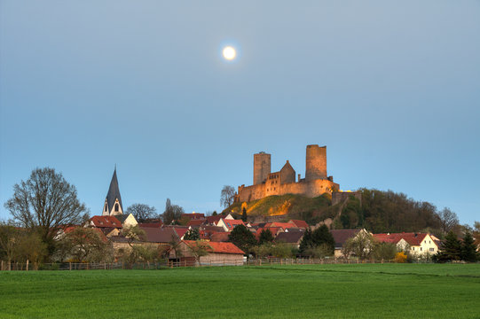 Burg Münzenberg in Vollmondnacht 