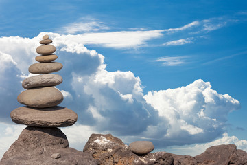 galets superposés sur fond de ciel 