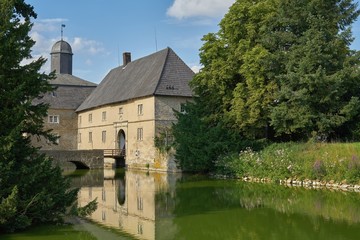 Fototapeta na wymiar Schloss Westerwinkel, Torhaus mit Brücke, Nordrhein-Westfalen, Deutschland 