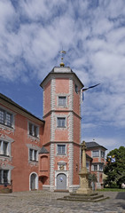 Fototapeta na wymiar Lobdengau-Museum mit Jupitergigantensäule