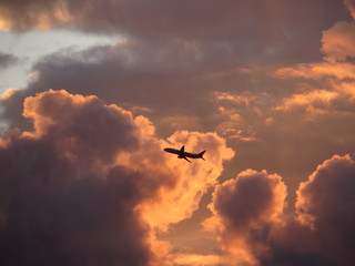 Fototapeta na wymiar Départ de l'avion au coucher du soleil