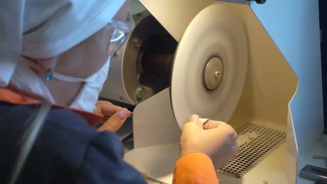 Master crafts amber for making jewelry