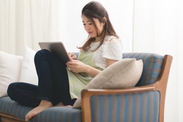 Obraz premium エプロン姿の女性・PC