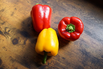 パプリカ　カラーピーマン　グリーンペッパー　サラダ　野菜　ベジタブル　ビタミン　赤　黄