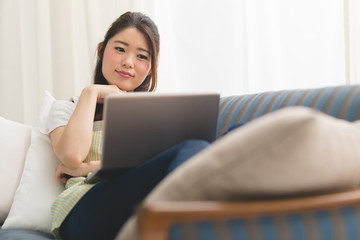 Naklejka premium Kobieta / PC w fartuchu