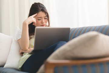 エプロン姿の女性・PC