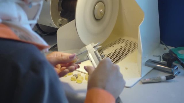 Master crafts amber for making jewelry