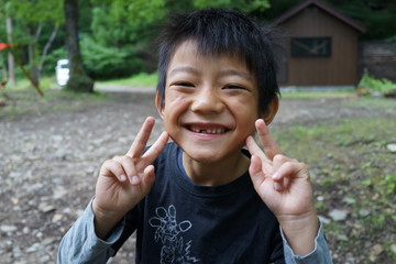 笑顔の少年　小学一年生　小学生　キャンプ場　アウトドア　楽しむ　夏休み