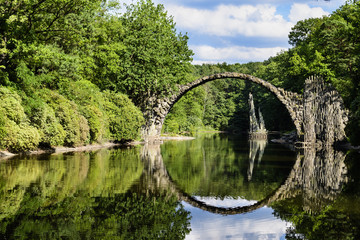 De Rakotz-brug gemaakt van veldstenen en basaltkolommen in Kromlau in Saksen