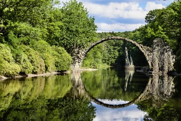 Foto op Plexiglas Rakotzbrücke De Rakotz-brug gemaakt van veldstenen en basaltkolommen in Kromlau in Saksen