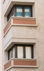 Fototapeta na wymiar Fenster und Balkone eines Hauses