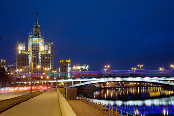 Fototapeta na wymiar Россия. Москва. Высотное здание на набережной.