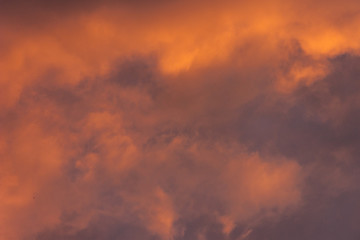 Fototapeta na wymiar ciel nuageux le soir avant l'orage
