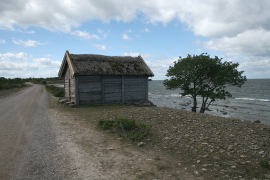Gammalt hus som ligger vid stranden p&aring; norra &Ouml;land