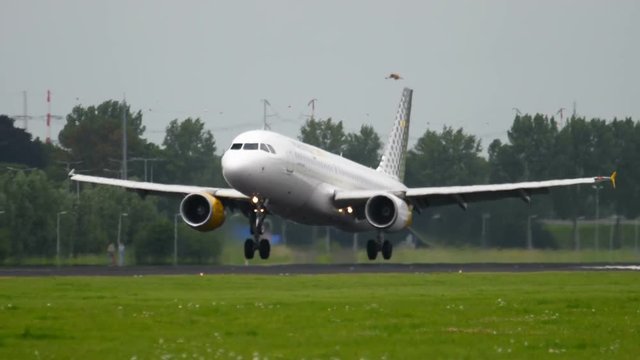 Vueling Airbus 320 landing