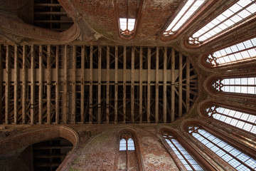 Dachkonstruktion Kirchenschiff mit Fenster in Froschperspektive
