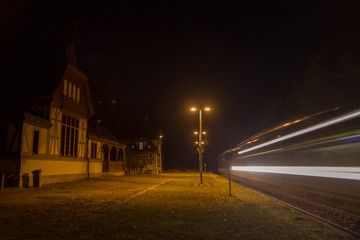 Abfahrender Zug am Kaiserbahnhof Joachimsthal