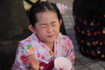 かき氷を食べる少女