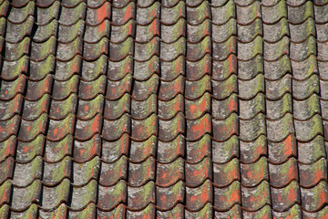 Verschmutzte Dachziegel