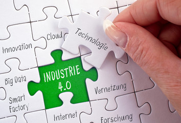 Industrie 4.0 Business Puzzle Konzept - Wirtschaft, Produktion, Digitalisierung, Automation, Prozesse, Technik, Innovation
