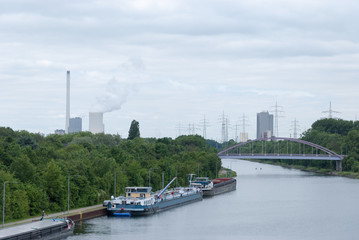 Binnenschiffe an der Schleuse