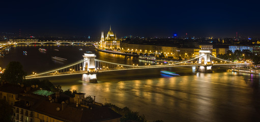 Fototapeta na wymiar The Chain Bridge in Budapest at night