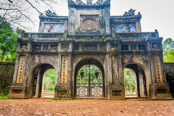 Obraz premium Gate of the old pagoda in Hue Vietnam. Tu Dam pagoda